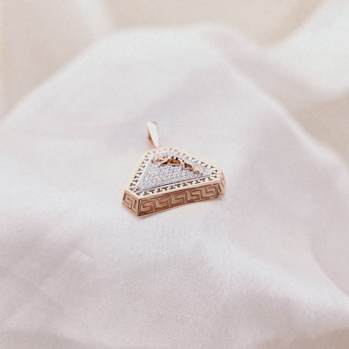 Roarshine Pendant
