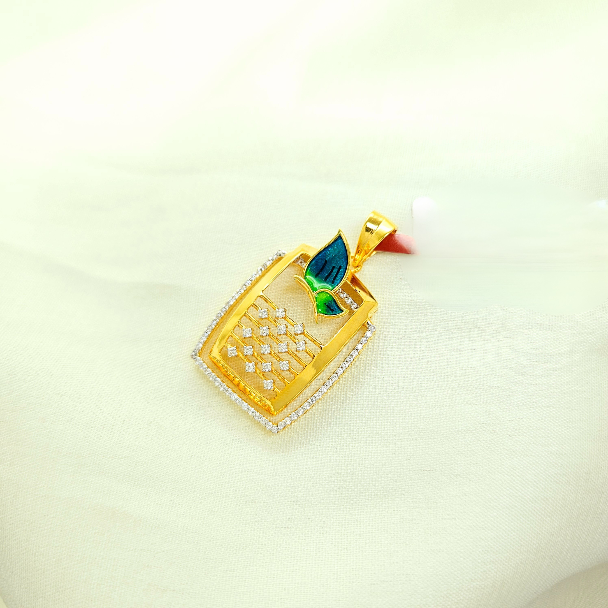 Leafelle Pendant